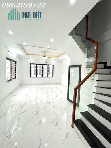 BÁN NHÀ CỰ LỘC THANH XUÂN HÀNG XÓM ROYAL, 42M2 5 TẦNG NHỈNH 4 TỶ NGÕ THÔNG