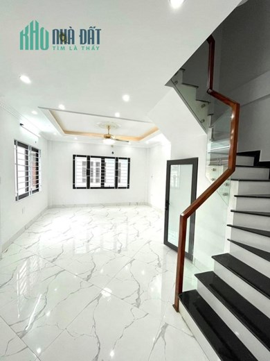 BÁN NHÀ CỰ LỘC THANH XUÂN HÀNG XÓM ROYAL, 42M2 5 TẦNG NHỈNH 4 TỶ NGÕ THÔNG