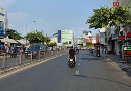 MẶT TIỀN BÀ HOM -KINH DOANH SẦM UẤT.
