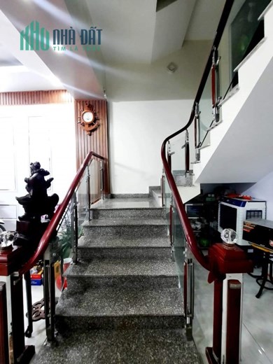 Bán nhà mặt đường Trại Lẻ, diện tích 98m 3 tầng, GIÁ 6.7 tỉ vị trí đẹp
