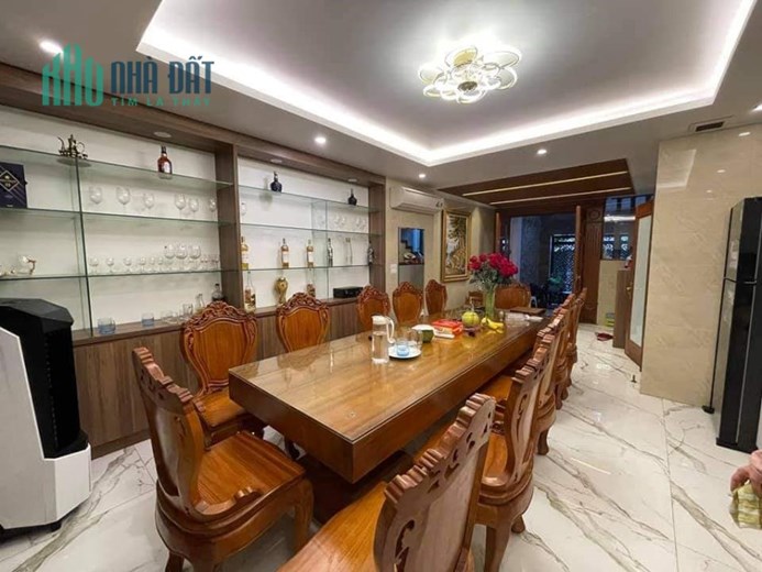 Bán nhà 109m2 phố Nghi Tàm, Tây Hồ Thang máy XỊN Nội thất Châu Âu 10m 2 Ô tô tránh 19.6 Tỷ