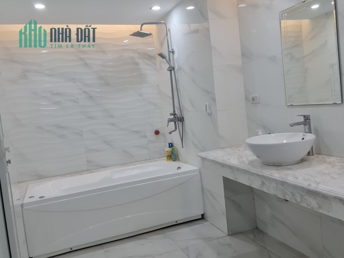 Bán biệt thự 107m2 phố Nghi Tàm, Tây Hồ Thang máy XỊN Nội thất Châu Âu 10m 2 Ô tô phi 19.8 Tỷ
