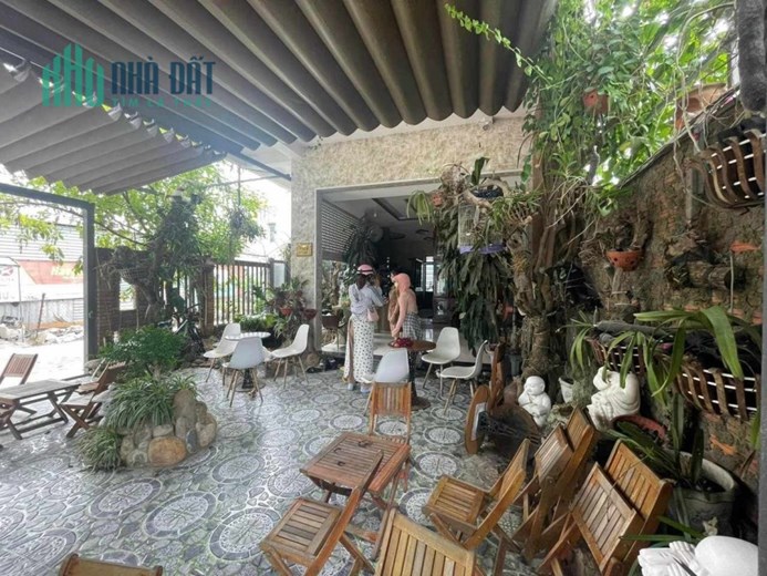 Nhà Lô góc đang kinh doanh quán ăn, đường Bùi Hiển, gần Bến Xe Trung Tâm Đà Nẵng
