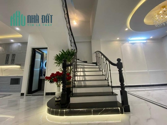 NHÀ ĐẸP PHỐ NGUYỄN VĂN CỪ- LÔ GÓC - 2 MẶT TIỀN - GA RA Ô TÔ -  NHÀ ĐẸP NHƯ KHÁCH SẠN 5*
