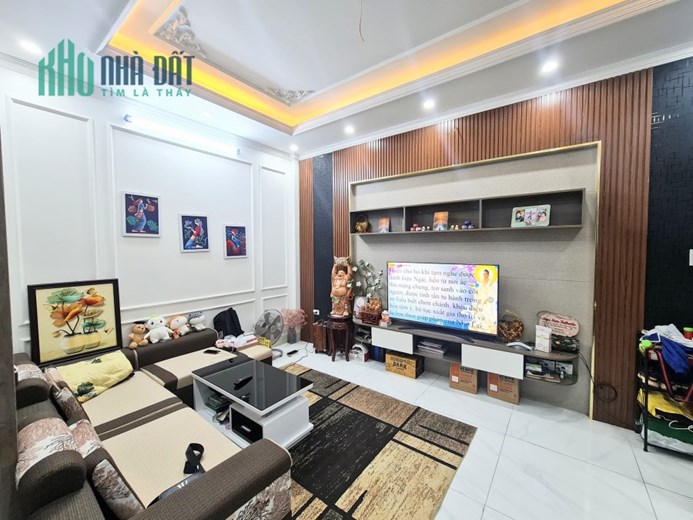 BÁN GẤP NHÀ ĐẸP XUÂN THỦY, DÂN XÂY 5 TẦNG, 35M2 NHỈNH 3 TỶ