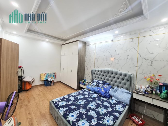 BÁN GẤP NHÀ ĐẸP XUÂN THỦY, DÂN XÂY 5 TẦNG, 35M2 NHỈNH 3 TỶ