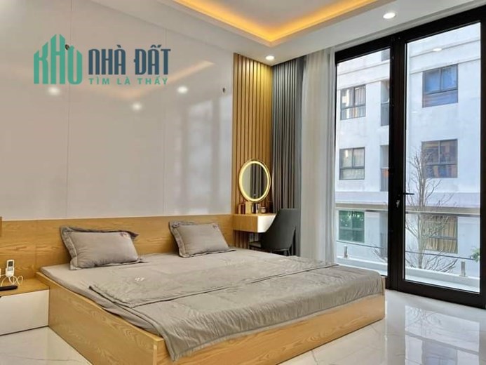 Bán Gấp 32.5 triệu/m2 - Penthouse 136 Hồ Tùng Mậu- 190m2 BC Đông Nam
