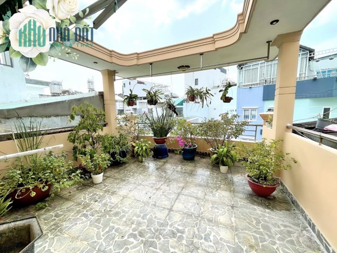 Cho thuê nhà Cách Mạng Tháng Tám Quận 10, 4 phòng ngủ, sân rộng,chỉ 14 triệu