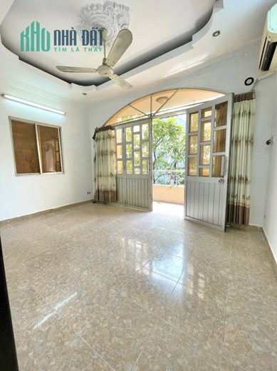 Cho thuê nhà Cách Mạng Tháng Tám Quận 10, 4 phòng ngủ, sân rộng,chỉ 14 triệu