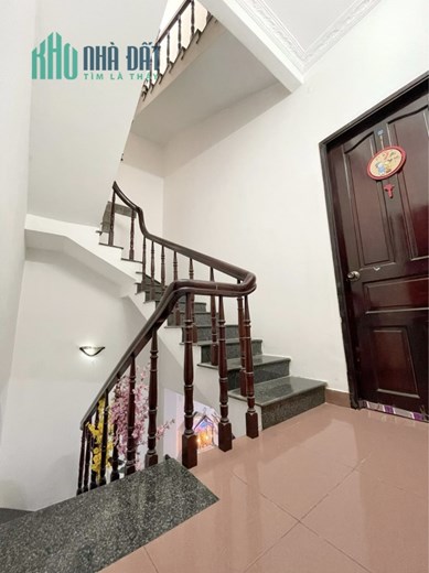 Cho thuê nhà Cách Mạng Tháng Tám Quận 10, 4 phòng ngủ, sân rộng,chỉ 14 triệu
