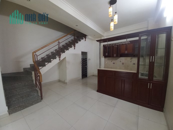 Cho thuê nhà nguyên căn 3 tầng, gần bùng binh Cây Gõ, Quận 10, chỉ 15 triệu/tháng