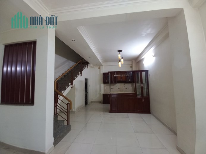 Cho thuê nhà nguyên căn 3 tầng, gần bùng binh Cây Gõ, Quận 10, chỉ 15 triệu/tháng