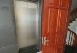 CHO THUÊ - NHÀ PHỐ TRUNG KÍNH - 90M2 X 3 SÀN - THÔNG SÀN - THANG MÁY - Ô TÔ 2 CHIẾC CHẠY SONG