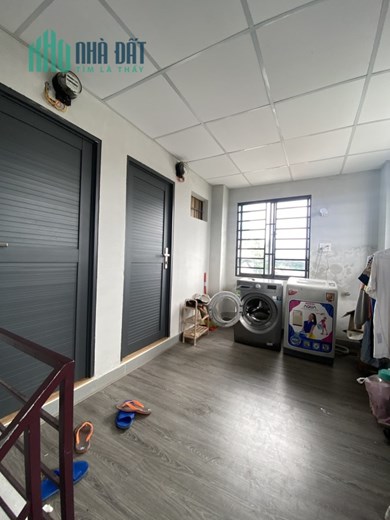 Bán tòa nhà CHDV gần sân bay, 7 tầng BTCT. Doanh thu 720tr/năm
