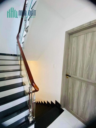 Bán căn góc 2 mặt hẻm Trần Bình Trọng, sổ vuông 4 tầng BTCT. Chỉ 1 căn ra mặt tiền