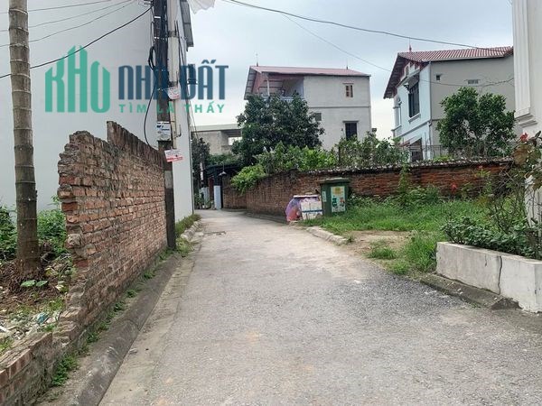 Mảnh đất trong đê Đông Dư, Gia Lâm ngay sau uỷ ban xã đi vào