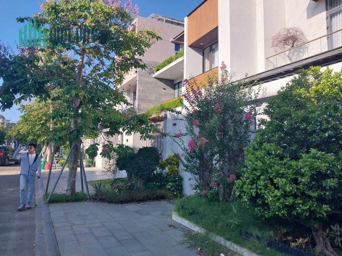 Cần bán gấp Biệt thự Sân Vườn 3 Tầng có Hồ Bơi Khu VIP Eurovillage2 Hòa Xuân Đà Nẵng