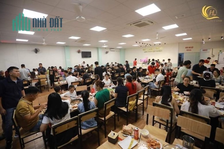Sang nhượng nhưng quán vẫn mở bán hàng ngày ko đóng cửa đâu quý khách nhé