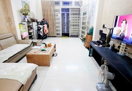 Nhà 5 tầng, ngay BV 175, đi sân bay 10 phút, 3 PN khép kín, sân thượng.