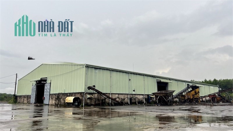 cho thuê nhà xưởng, kho bãi, diện tích đất hơn 30,000m2. có 4000m SKC, Ngoài KCN