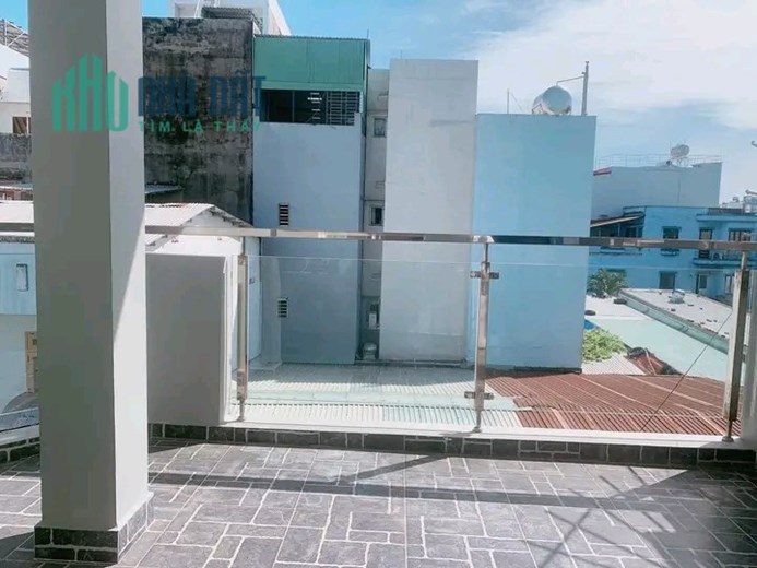 Nhà hẻm thông, view Landmark 81, có sân thượng, 3 phòng ngủ