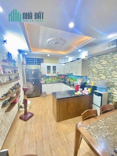 Nhà Phố Giá SV, Trần Quốc Hoàn 40m2 x 6T – Phân Lô – KD - Ô tô đỗ cửa ngày đêm 8,9 tỷ.