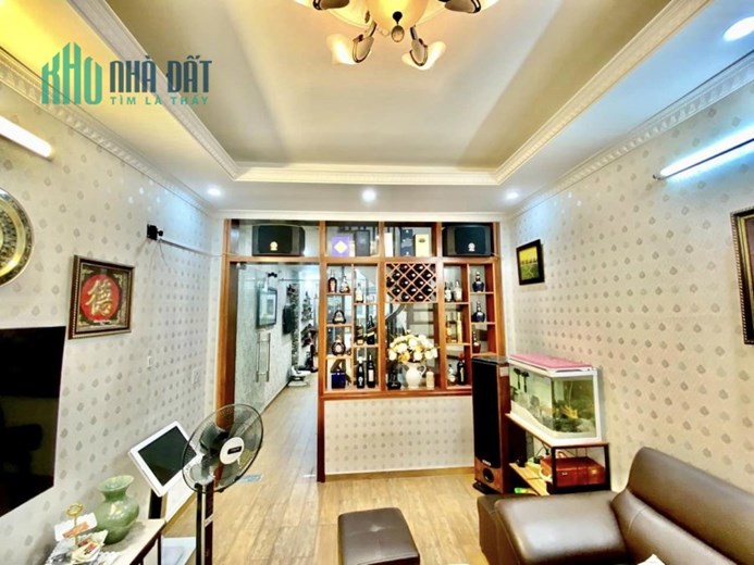 Nhà Phố Giá SV, Trần Quốc Hoàn 40m2 x 6T – Phân Lô – KD - Ô tô đỗ cửa ngày đêm 8,9 tỷ.