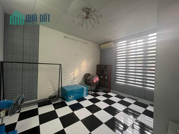 Nhà 50 ,1m  . Mặt Tiền 5.3m . 4 tầng. Giá 2.95 tỷ . Ở Tây Sơn . Ngã Tư Sở .
Lh : 0982751986
