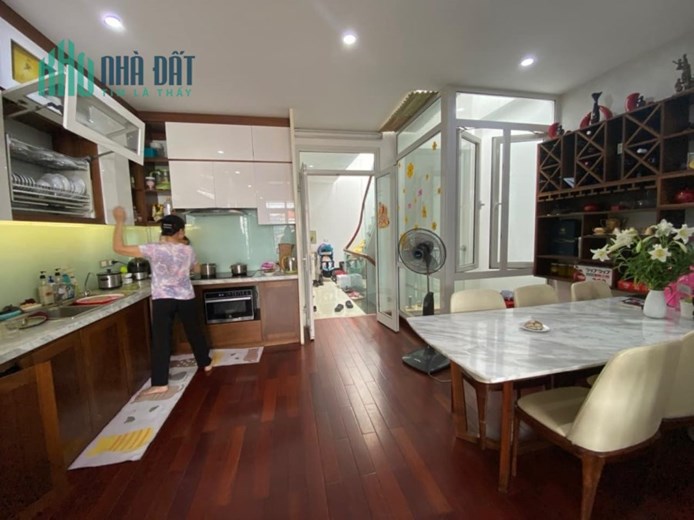 BÁN NHÀ CẦU GIẤY PHỐ TRUNG KÍNH 70M, 8T, MT 5.5M, VỈA HÈ, Ô TÔ TRÁNH, KINH DOANH, 29 TỶ, 0937651883.
