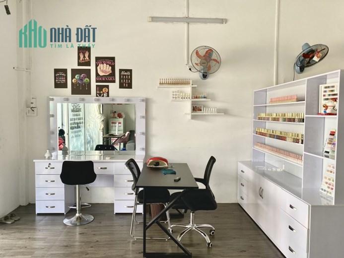 Mình cần sang nhượng mặt bằng tiệm nail. Vì cần chuyển sang mặt bằng lớn hơn cho học viên.