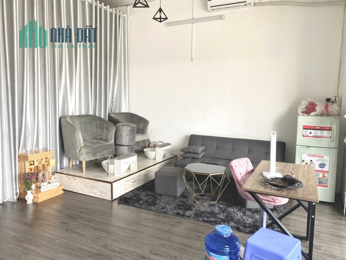 Mình cần sang nhượng mặt bằng tiệm nail. Vì cần chuyển sang mặt bằng lớn hơn cho học viên.