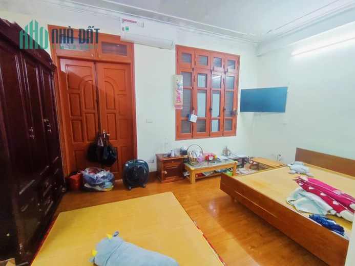 BÁN NHÀ PHÂN LÔ CÀU GIẤY - GẦN PHỐ - Ô TÔ 7 CHỖ VÀO NHÀ-KD- 44M- MT 5M