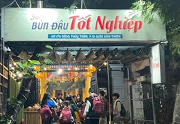 Sang quán bún đậu ngay Cổng trước ĐH Văn Lang