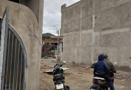 Chính chủ bán đất nằm kẹp giữa hai căn biệt thự đang thi công sau lưng Đại học Duy Tân K 44/70 đà