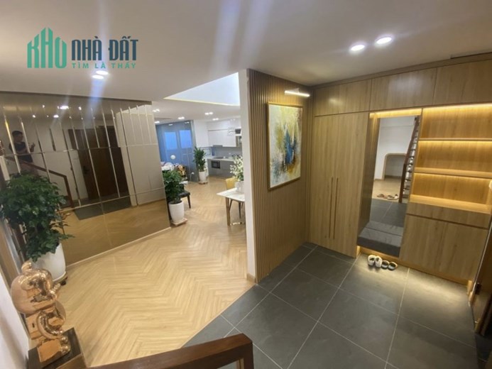 Penhouse đường Nguyễn Trãi, 235m2, chủ nhà để không ở, đủ đồ xịn, 9.4 tỷ