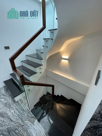 Bán nhà MP Vân nội , 90m X 4t, khu phố vip kinh doanh sầm uất, đường ô tô trách .Giá chỉ  8.6  tỷ.