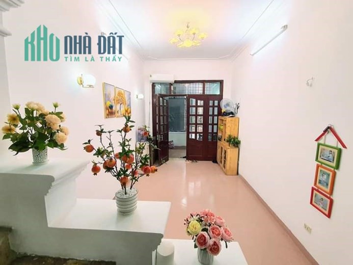 Bán căn nhà tại phố Chùa Bộc, trung tâm quận Đống Đa - Ngõ rộng, thông - Ô tô đỗ cửa - Hiếm trong