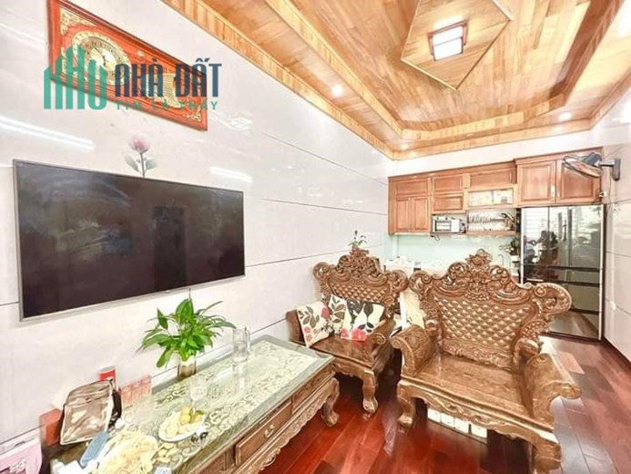 Bán Nhà Ngõ 302 Đường Láng 30m2 x 4 tầng 1 gác lửng , tặng full nội thất , an sinh đỉnh cao.
