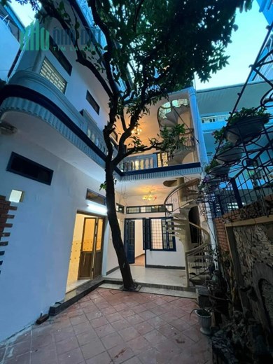 Bán biệt thự sân vườn nhỏ xinh phố Kim Mã; 75m2, 3 tầng, nhà cực rộng và thoáng mát