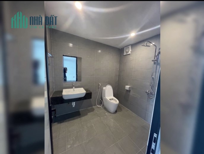 Cho thuê nguyên căn nhà mặt phố Trích Sài 100m2 6 tầng, 1 hầm. kinh doanh đa dạng. lh 0912288365