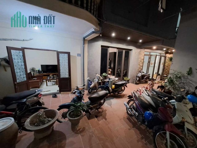 Cho thuê nhà nguyên căn, 70m2, 4T, mt7m, 4N, nội thất đủ, HGĐ, Tây Hồ.