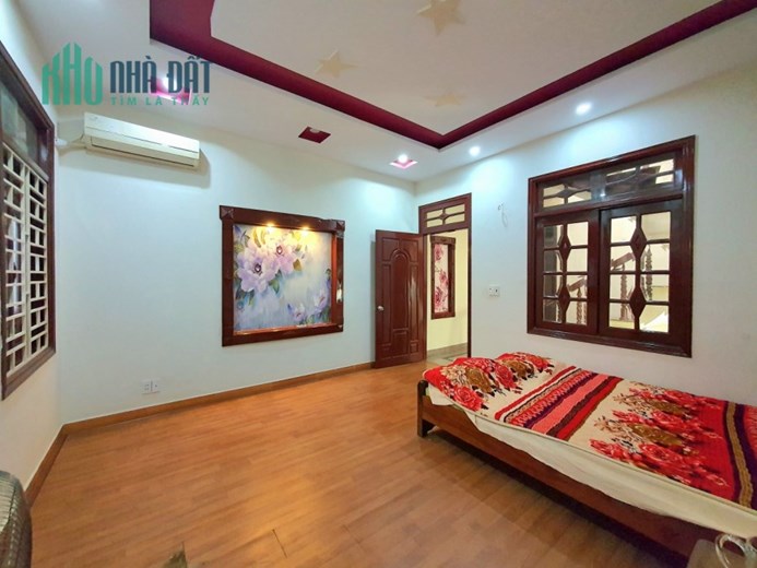 Bán nhà mặt ngõ to Thiên Lôi, diện tích 79m 4 tầng, GIÁ 5.5 tỉ dân xây độc lập