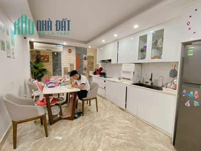 Bán Nhà Đường Phạm Văn Đồng 47,4m2 x 5 tầng , phân lô ô tô vào nhà , nhà mới kính koong , ở sướng.