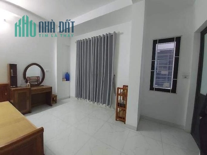 BÁN NHÀ PHÙNG HƯNG DIỆN TÍCH RỘNG, PHÂN LÔ CÁN BỘ, HAI THOÁNG DT 50M CHỈ 5,3 TỶ.
