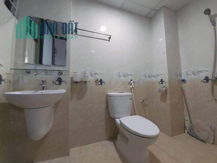 BÁN NHÀ PHÙNG HƯNG DIỆN TÍCH RỘNG, PHÂN LÔ CÁN BỘ, HAI THOÁNG DT 50M CHỈ 5,3 TỶ.
