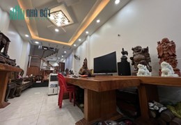 Nhà mặt tiền Ngang KHỦNG 5m Kinh doanh đắc địa sát bên Sân Goll giá 12.5 tỷ.