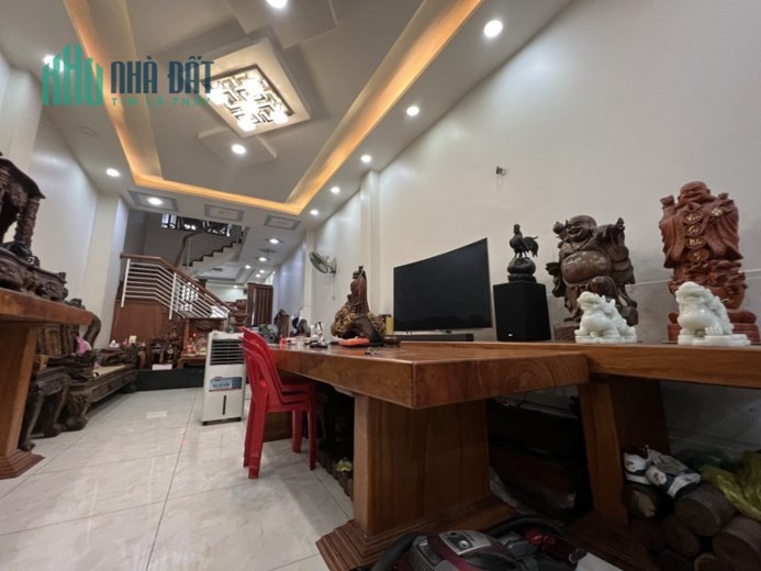 Nhà mặt tiền Ngang KHỦNG 5m Kinh doanh đắc địa sát bên Sân Goll giá 12.5 tỷ.