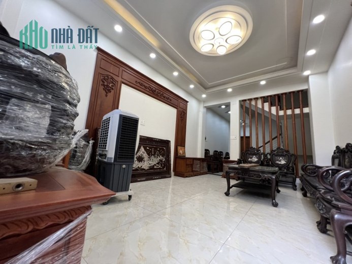 Nhà mặt tiền Ngang KHỦNG 5m Kinh doanh đắc địa sát bên Sân Goll giá 12.5 tỷ.