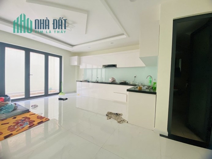 "Nhà 95m2, 4 tầng 4.5m x 18m ngay vòng xoay Âu Cơ với Lê Đại Hành giá nhỉnh 12 tỷ