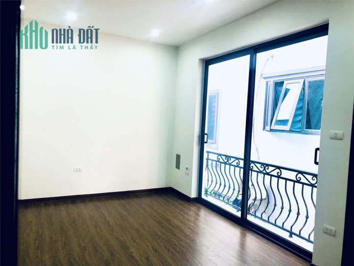 QUÁ RẺ 3 Tỷ có ngay nhà 35mx5T, MT: 4,1M. Cách Cầu Chương Dương 1km. gần ô tô.